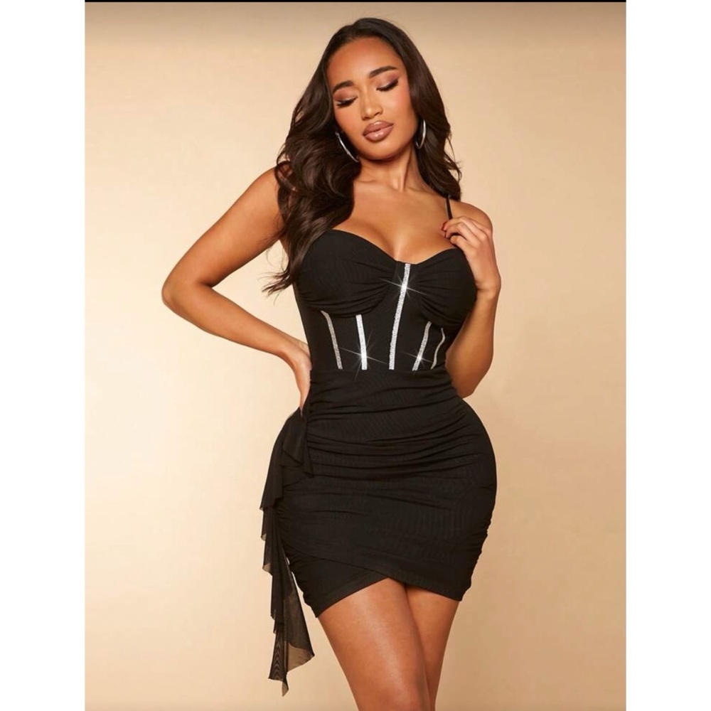 Chic Black Strapless Dress with Zipper